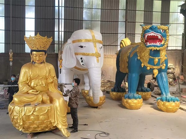 พระไตรภาคีฮวาเหยียนสำริดขนาดใหญ่ ณ วัดเป่าซาน ประเทศไทย