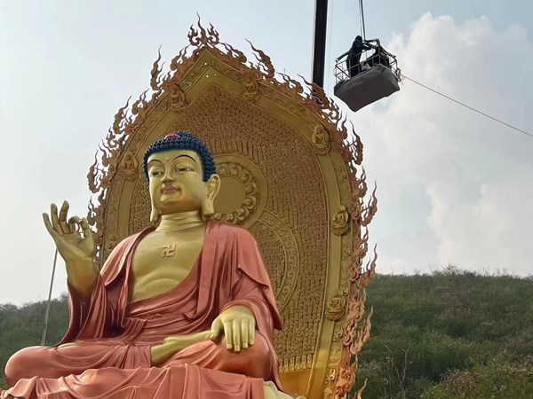 พระไตรภาคีฮวาเหยียนสำริดขนาดใหญ่ ณ วัดเป่าซาน ประเทศไทย